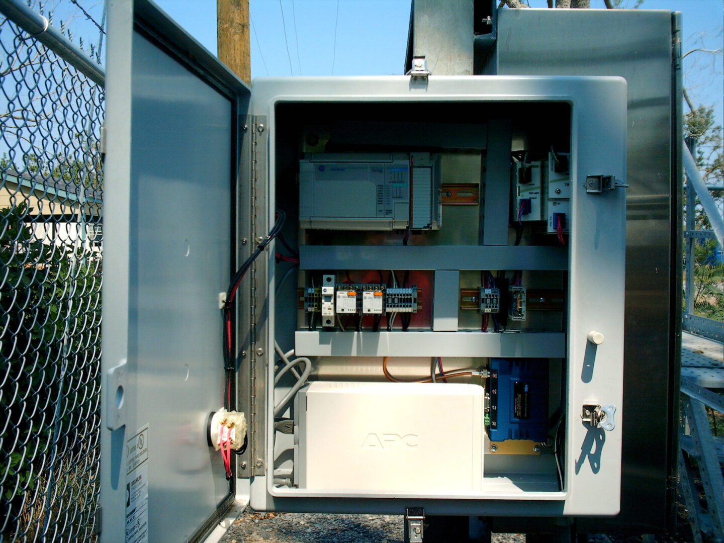 Outdoor electrical control cabinet with APC UPS